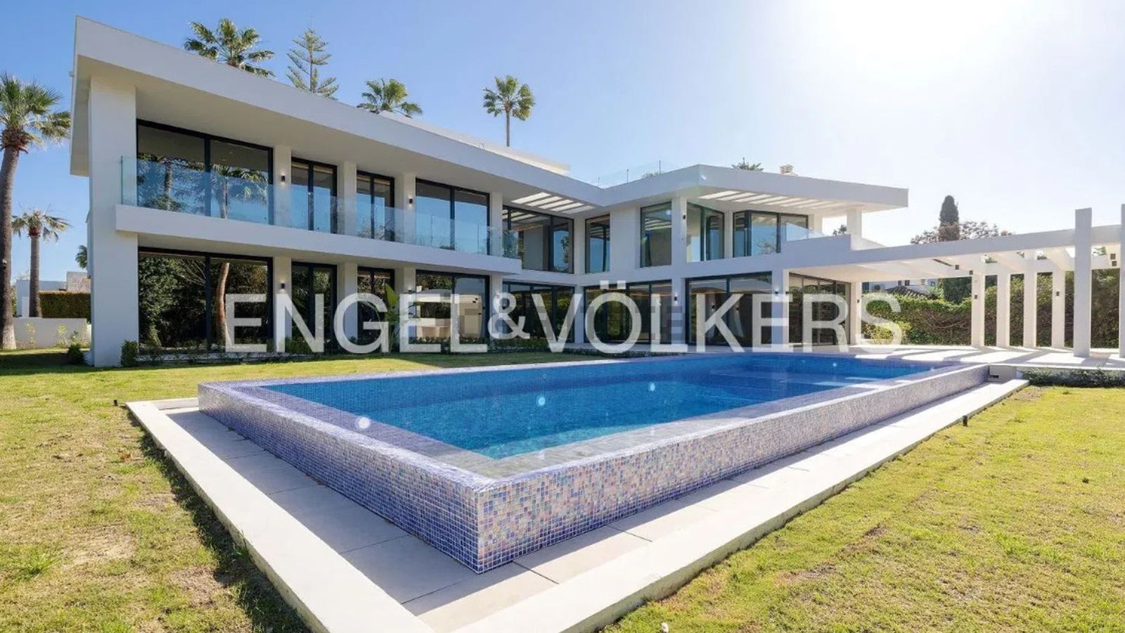 Lujosa villa con piscina en Soto Grande Costa