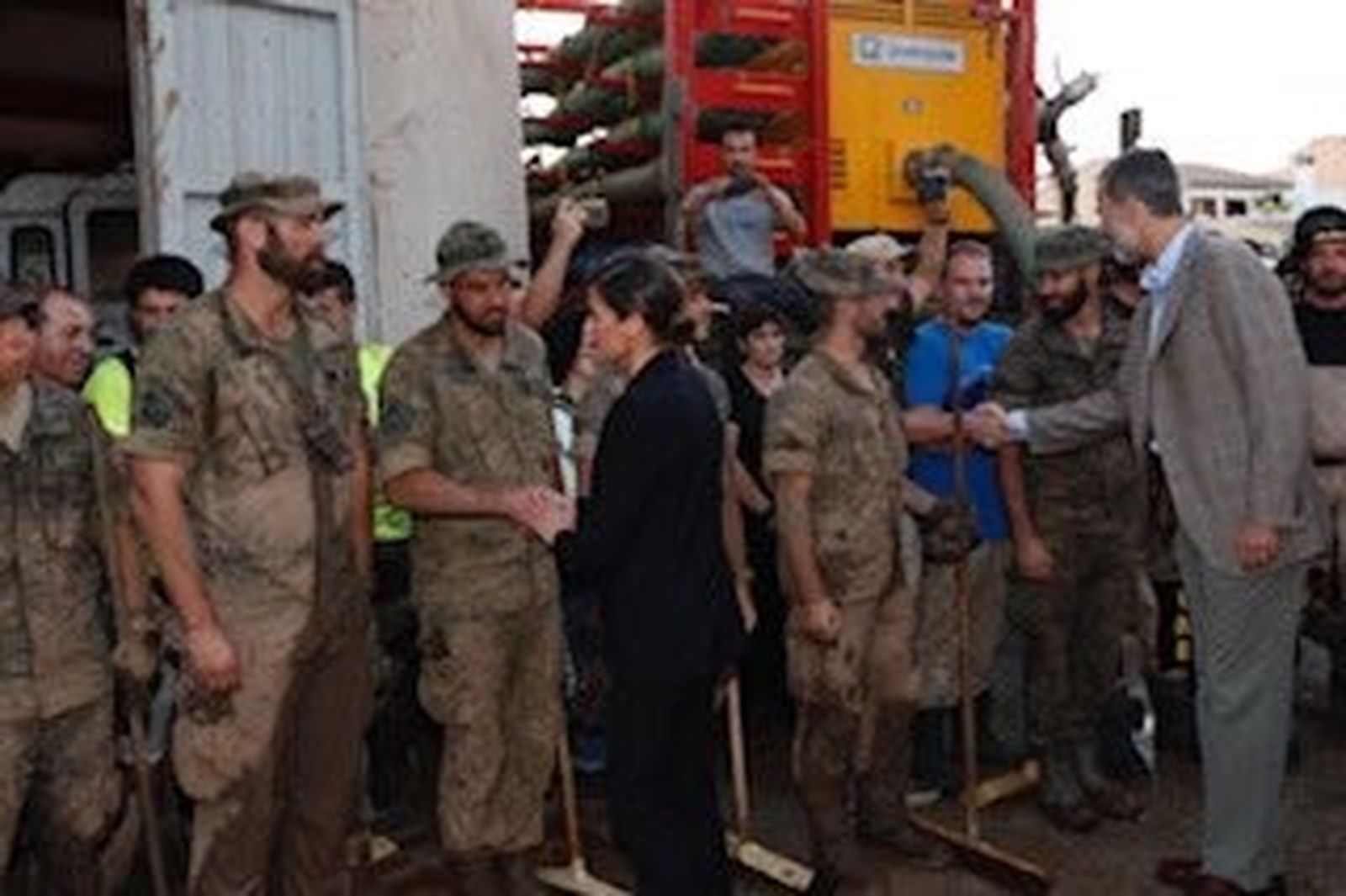Los Reyes visitan a los afectados por las inundaciones en Mallorca.