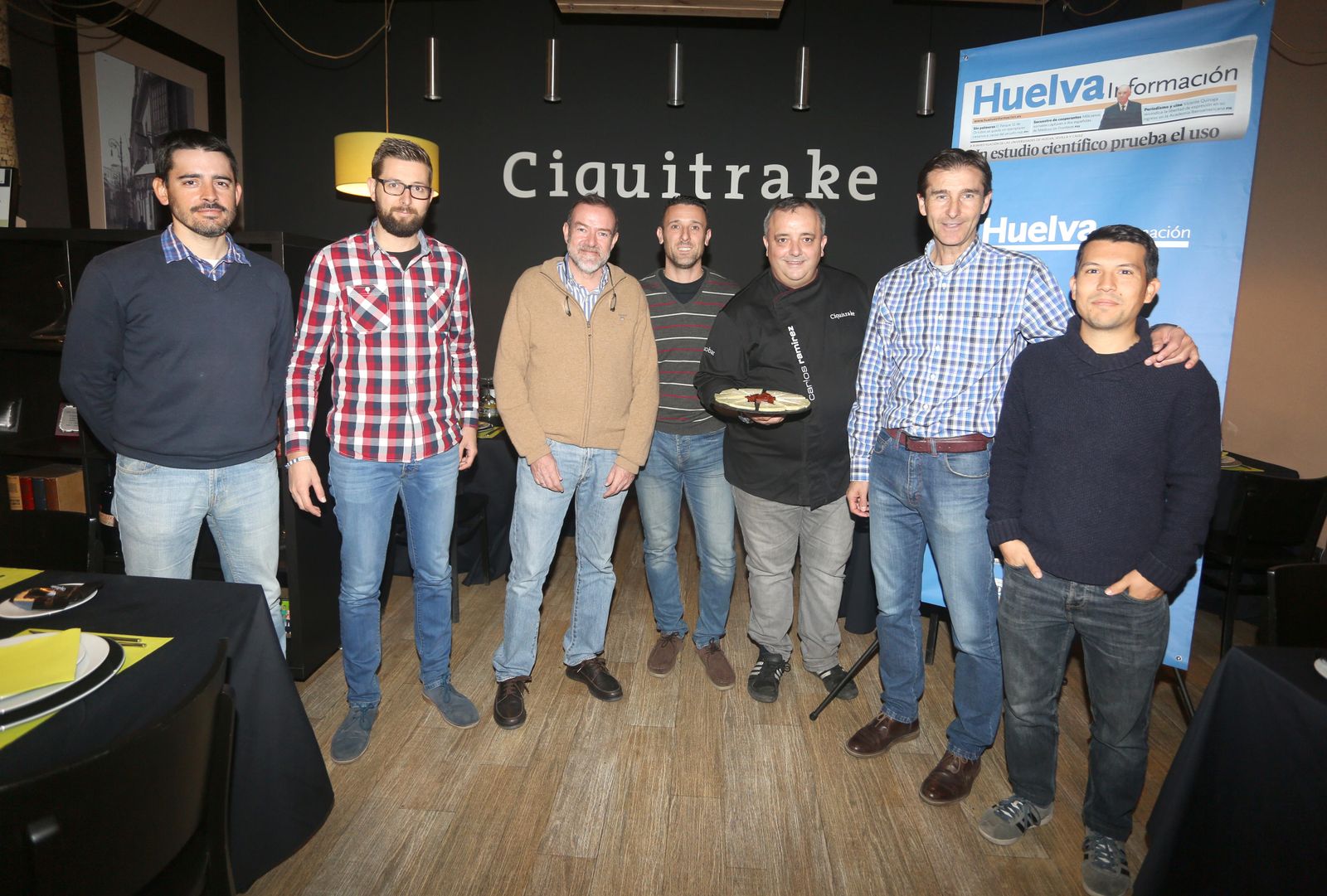 Manolo Toledano y Diego Moisés Santos posan junto a los integrantes de La Tertulia Deportiva en el Ciquitrake.