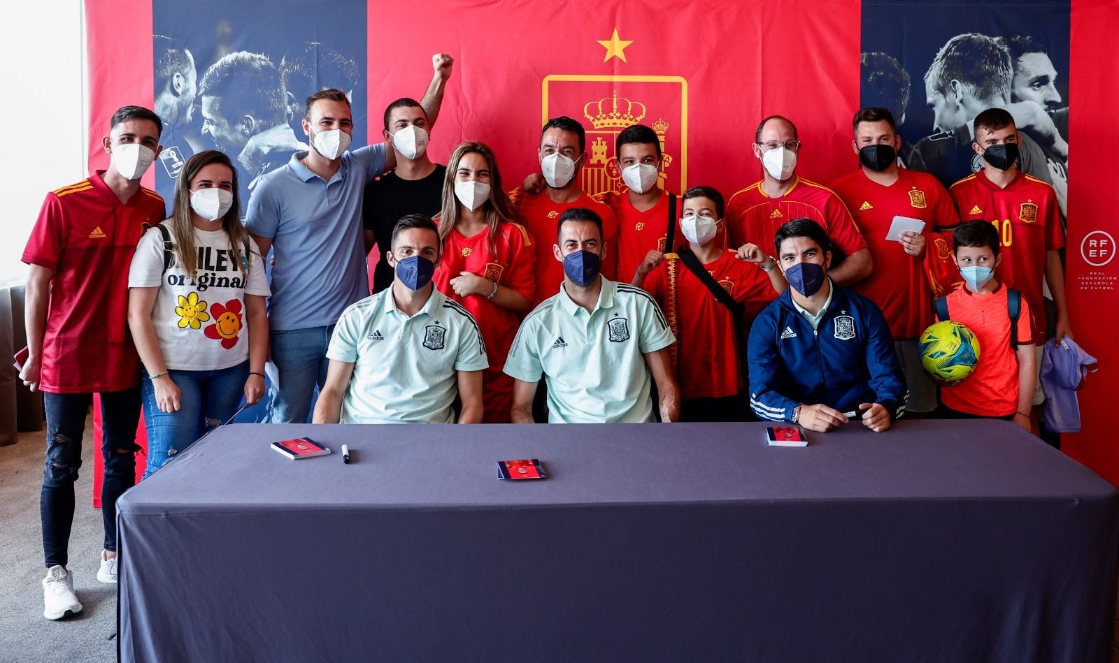 Pablo Sarabia, Sergio Busquets y Carlos Soler con un grupo de aficionados.