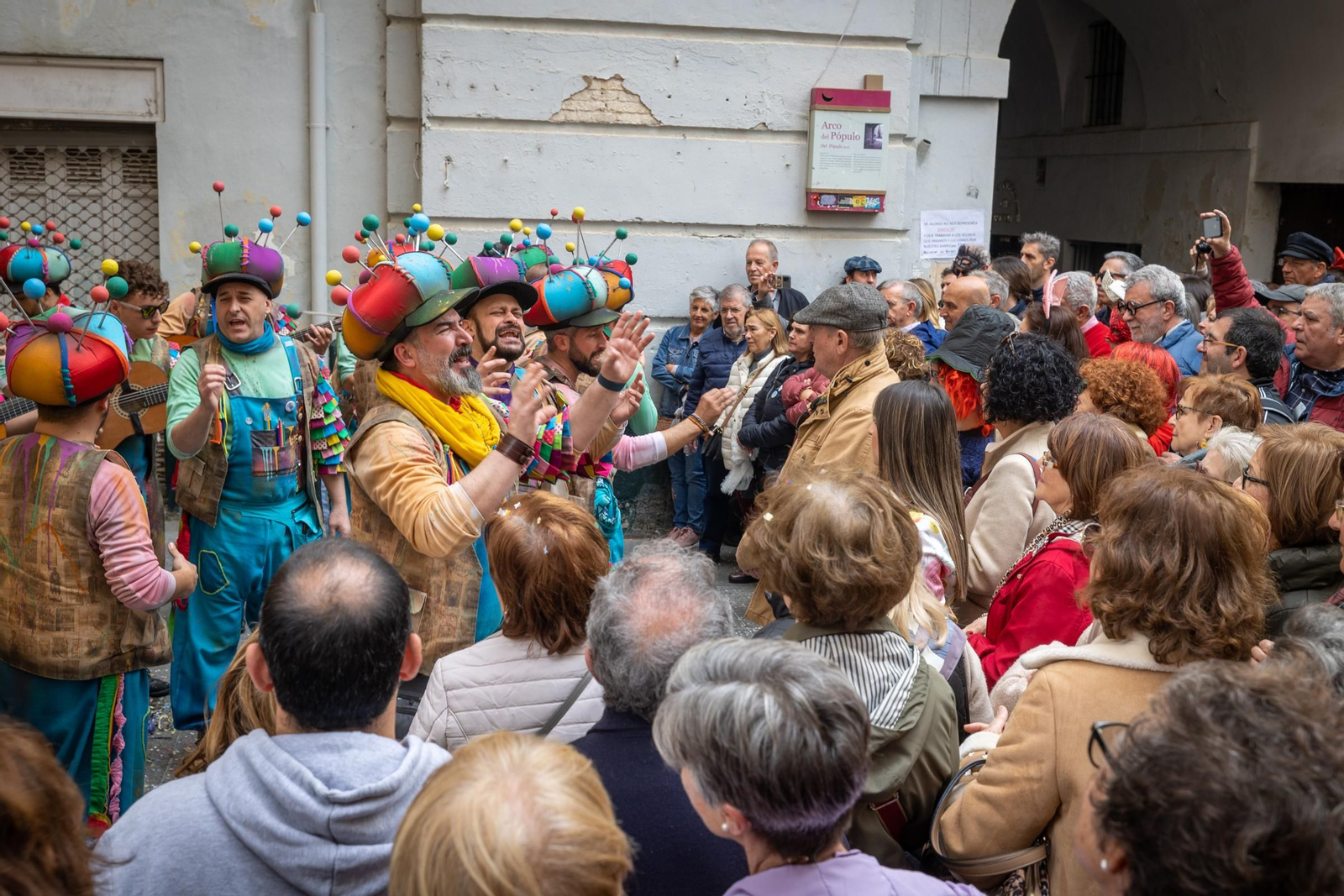 Imágenes del lunes de coros e ilegales del Carnaval de Cádiz 2023