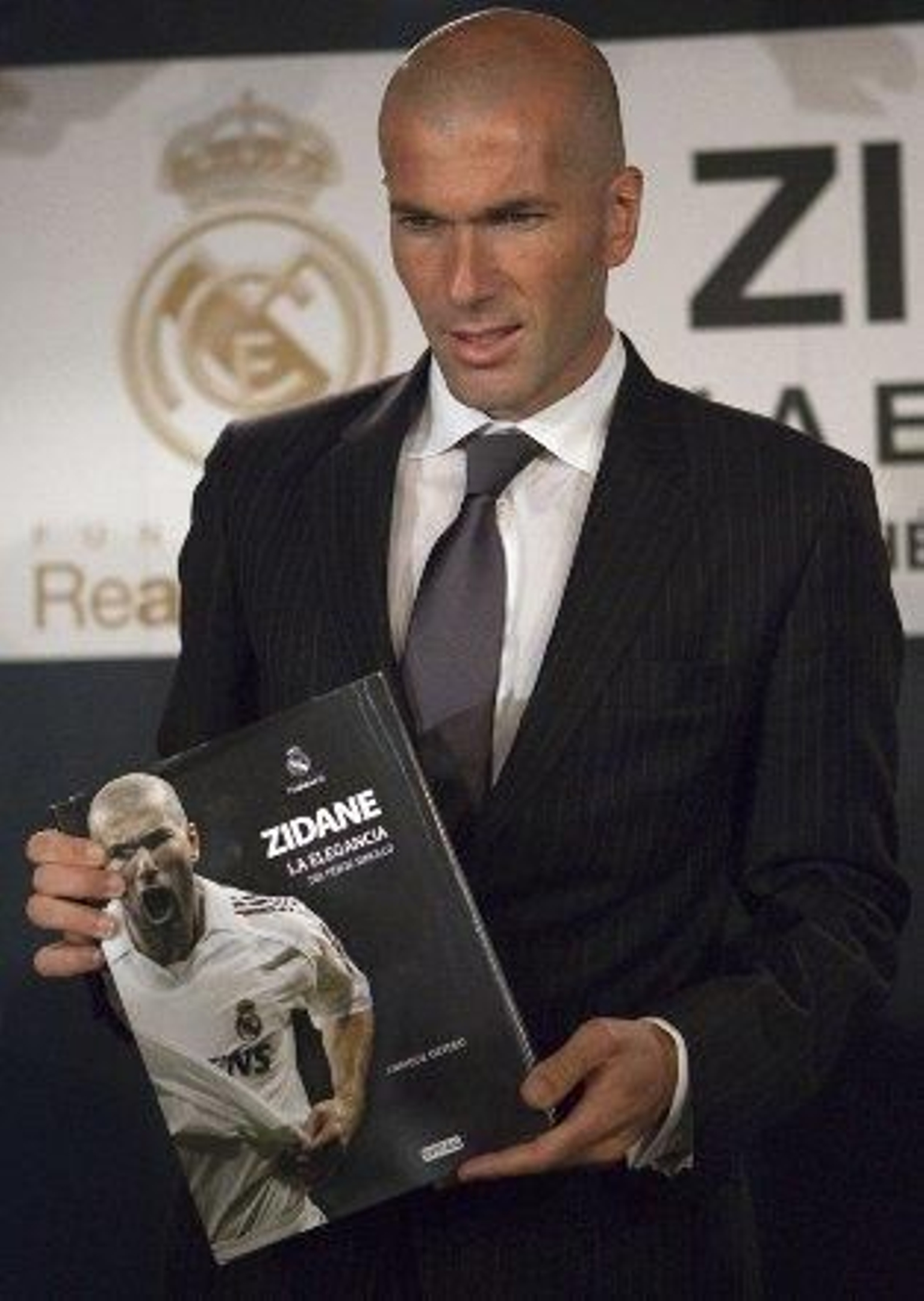 Zidane, sancionado tres meses por entrenar sin título