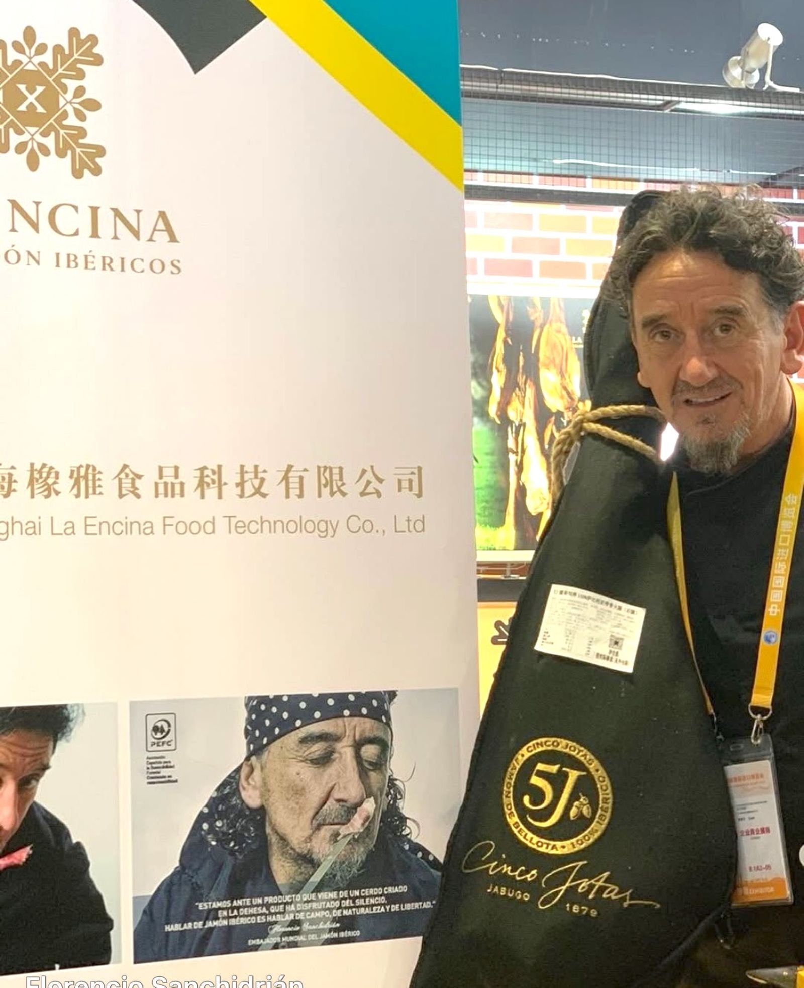 Florencio Sanchidrián con un Cinco Jotas en China
