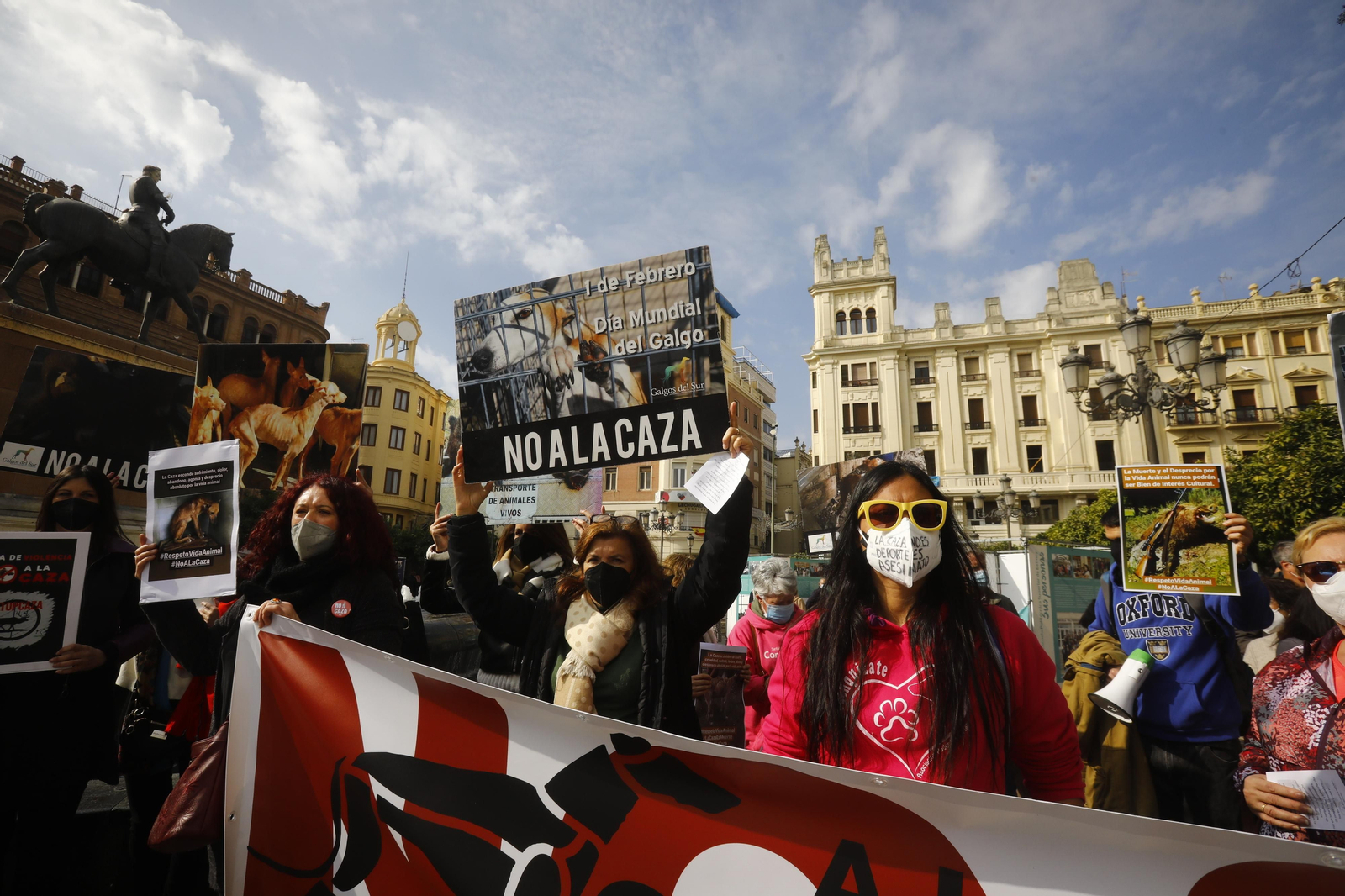 La protesta en Córdoba contra el uso de perros en la caza, en fotografías