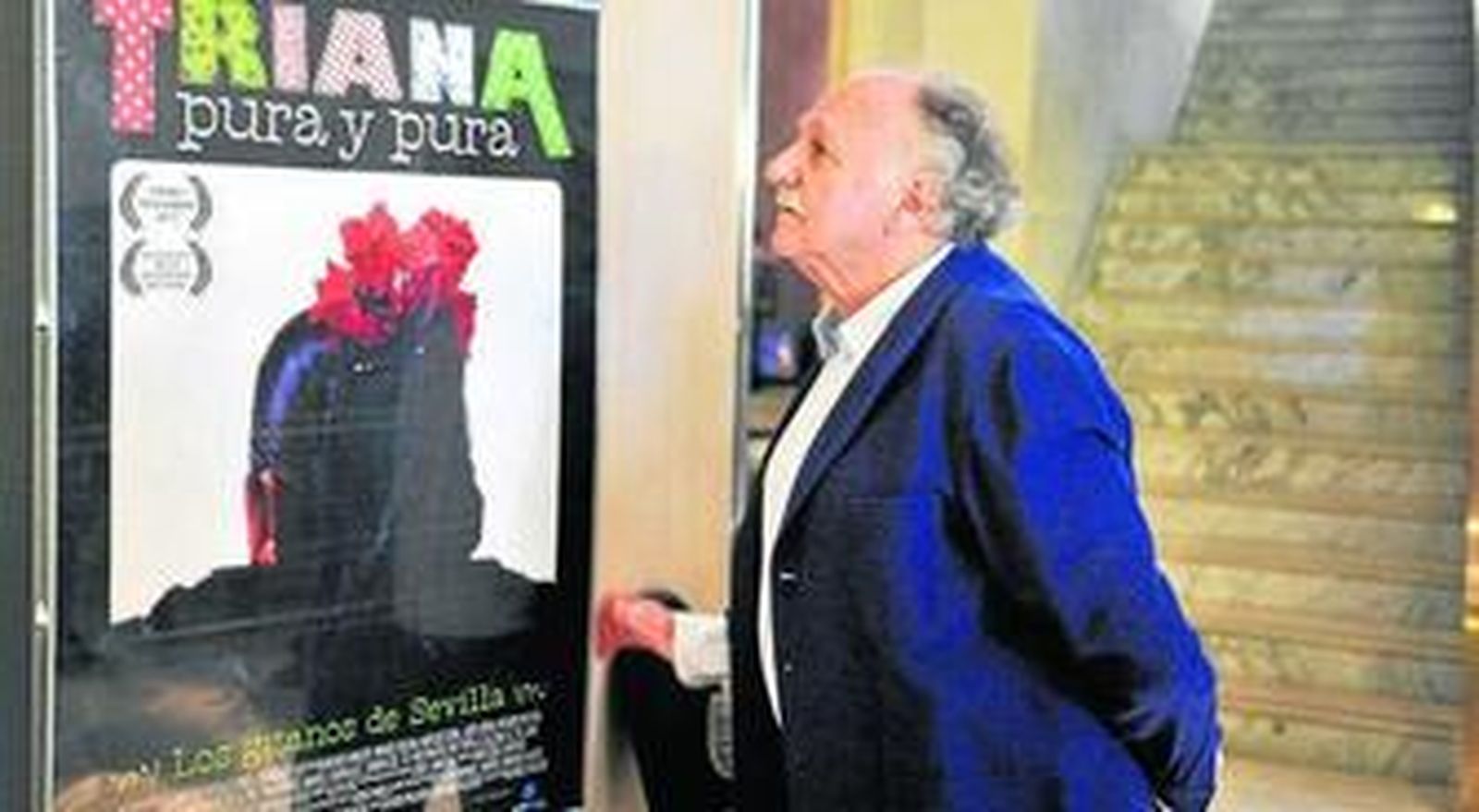 Ricardo Pachón, ante el cartel de una película que reivindica el legado de un pueblo y retrata su diáspora.