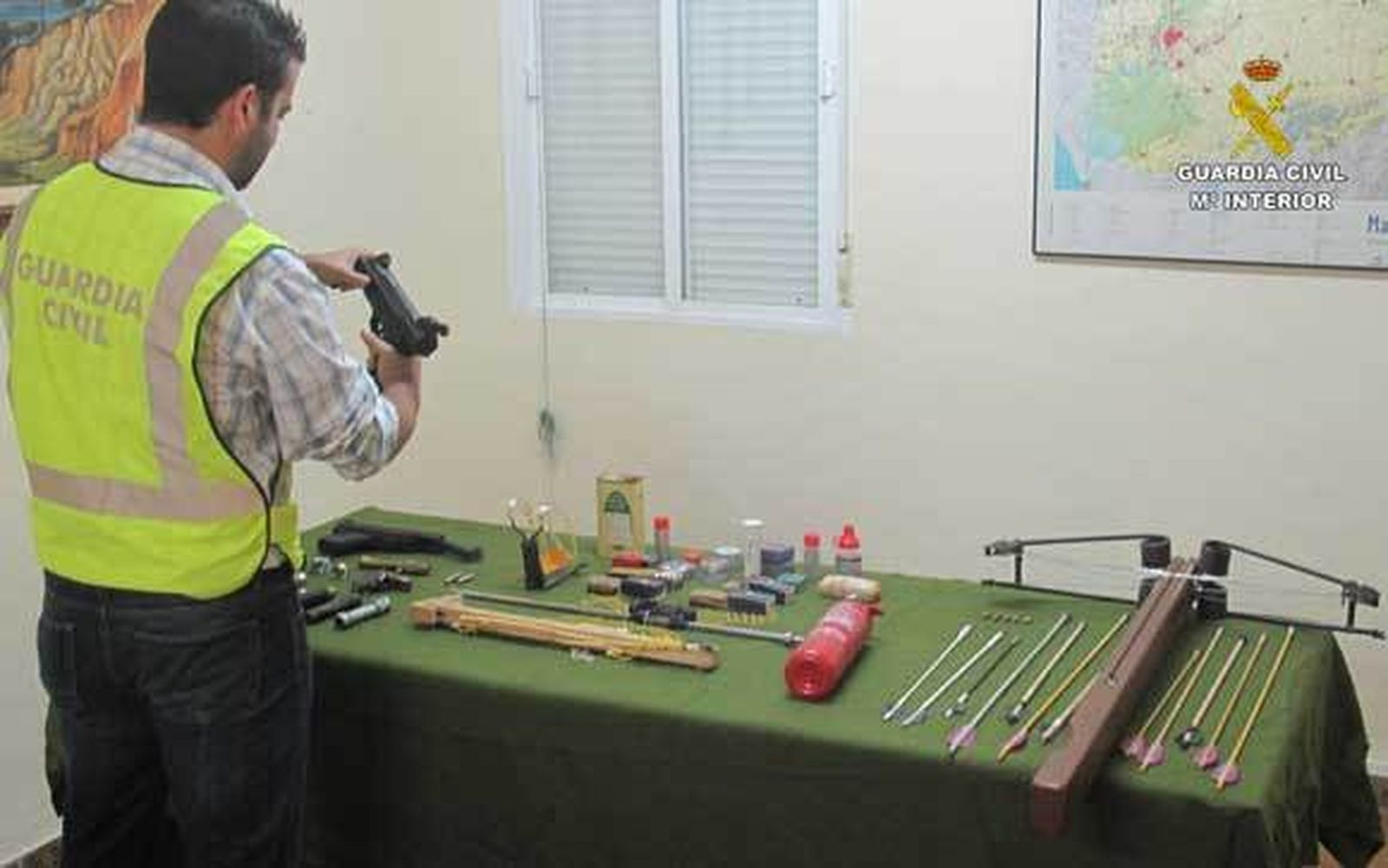 La Guardia Civil imputa a un hombre por fabricar armas caseras