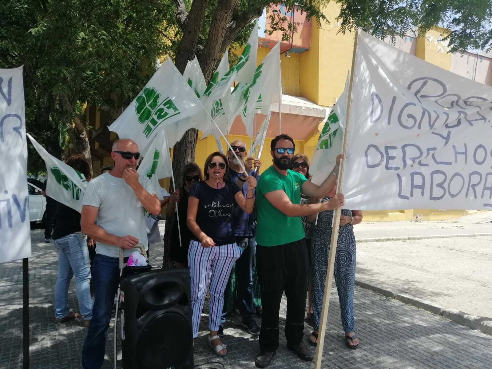 Trabajadores de Afanas Cádiz durante la concentración.