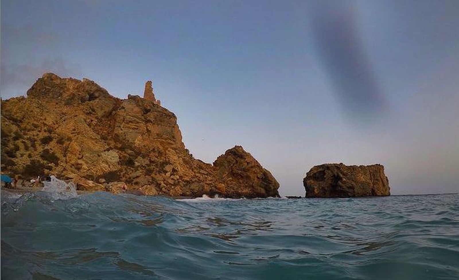 Costa de Granada: Rescatan a un hombre atrapado entre las rocas de la playa de la Rijana