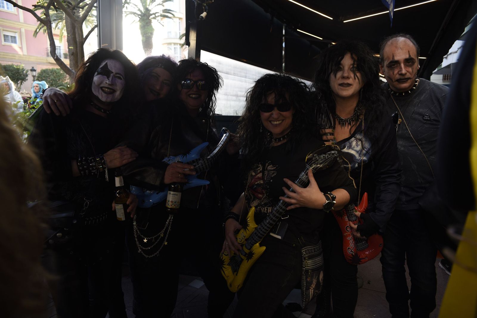 Búscate en las fotos de la fiesta en la calle del sábado en el Carnaval de la Concha Fina de La Línea