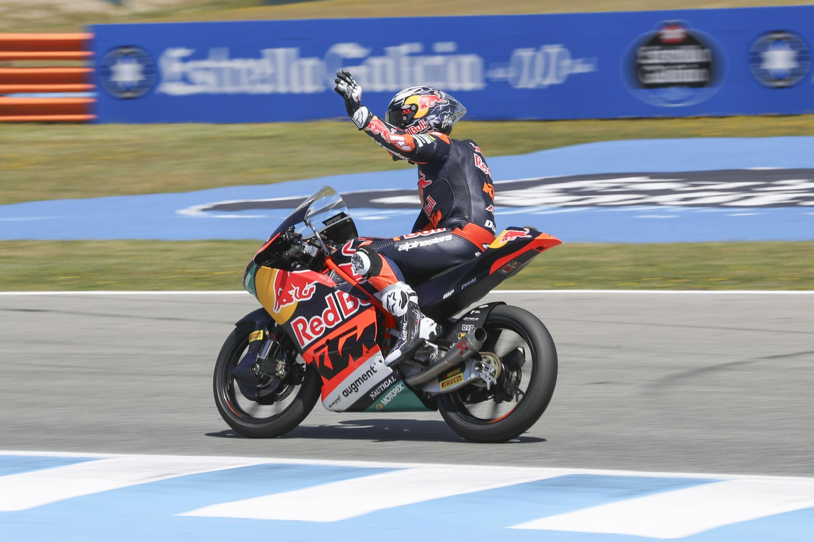 Rueda, celebrando la victoria en Moto3. Rueda, celebrando la victoria en Moto3.