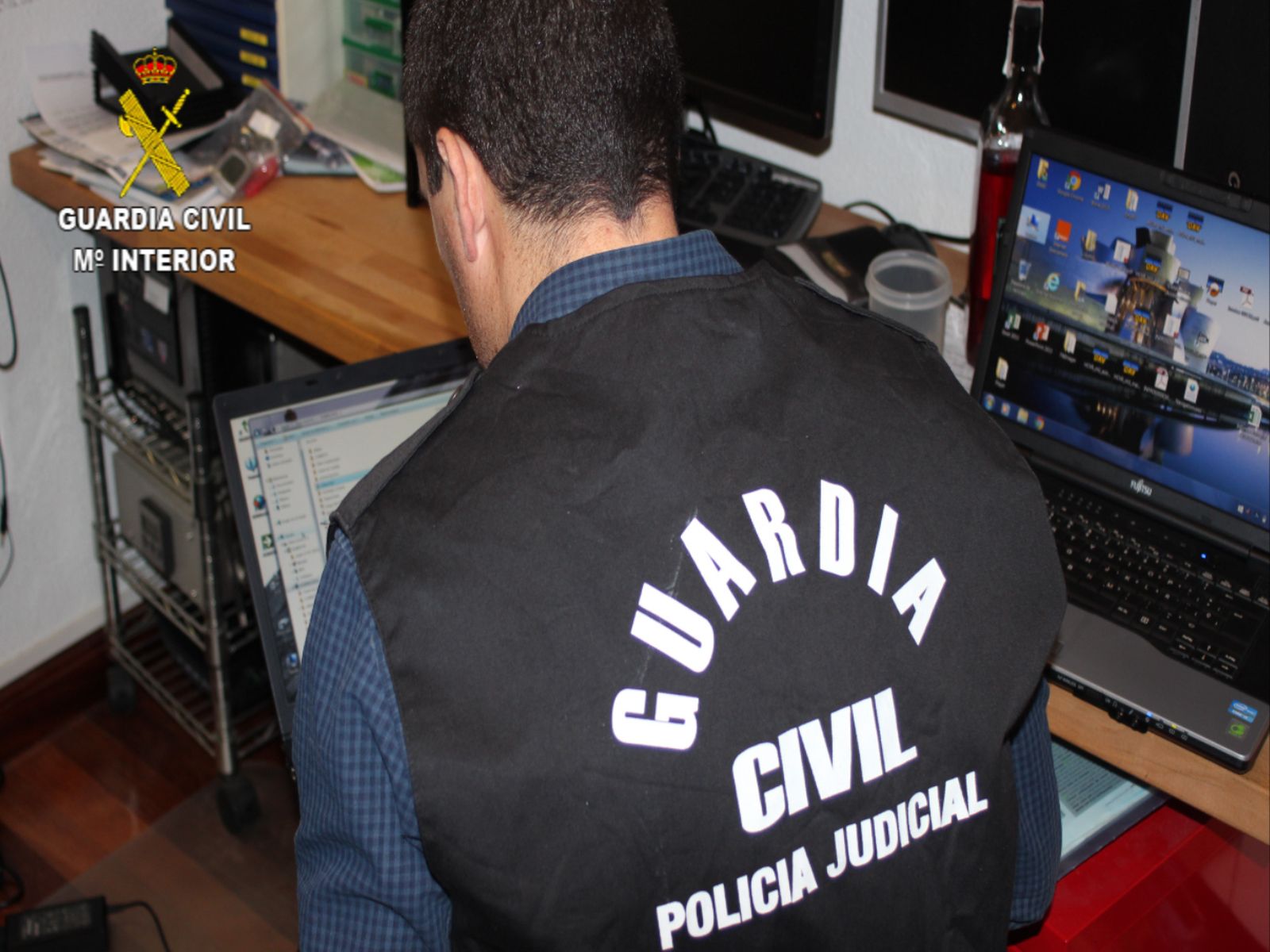 Uno de los registros realizados por la Guardia Civil durante la operación.