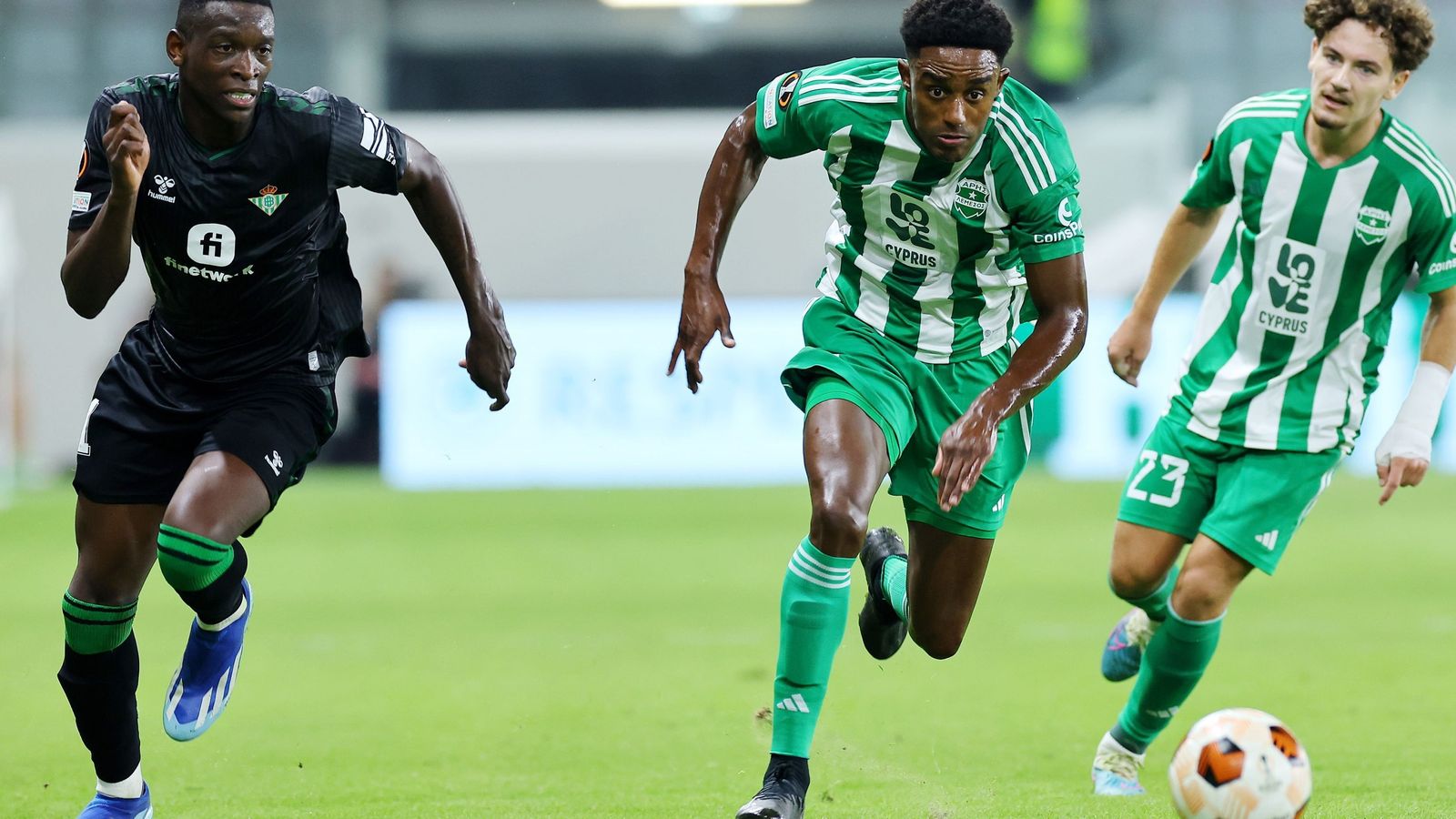 Luiz Henrique trata de superar a Caju en la banda derecha del Betis.