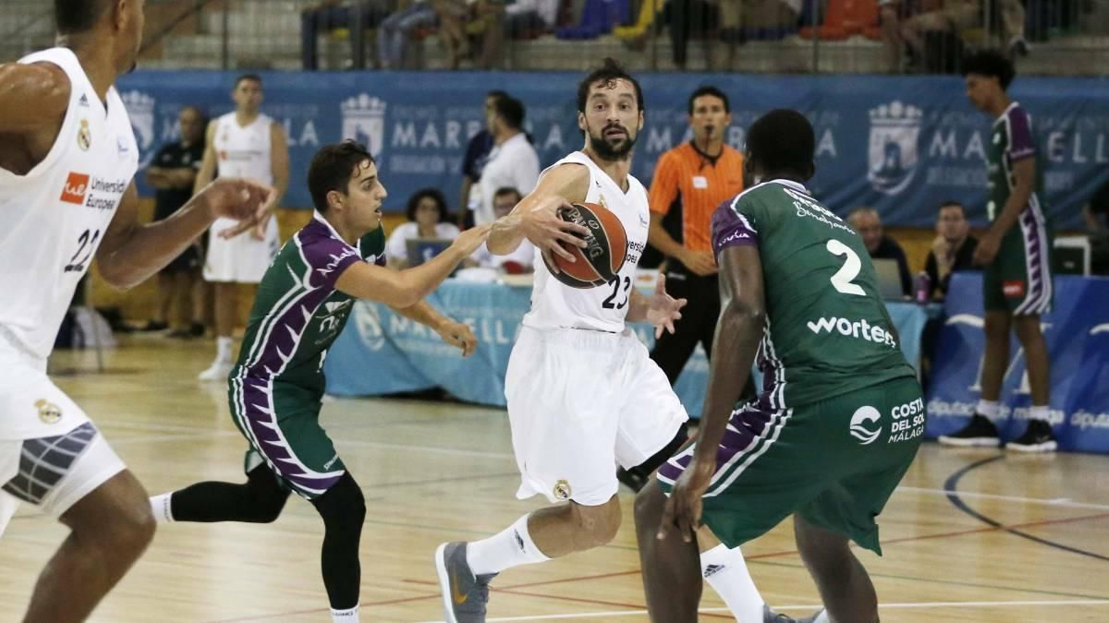 Lucas Muñoz, ante Sergio Llull en el Costa del Sol.