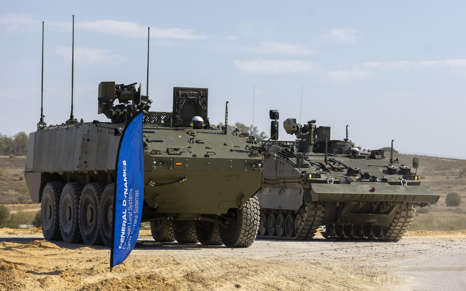 La visita de la ministra de Defensa a la fábrica De Santa Bárbara en imágenes