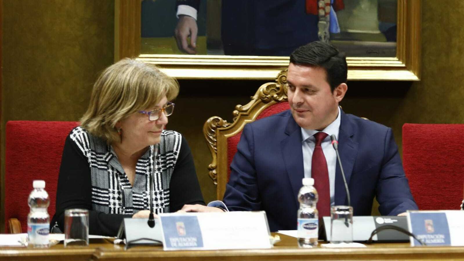 La presidenta de la asociación y su homólogo en Diputación Provincial.