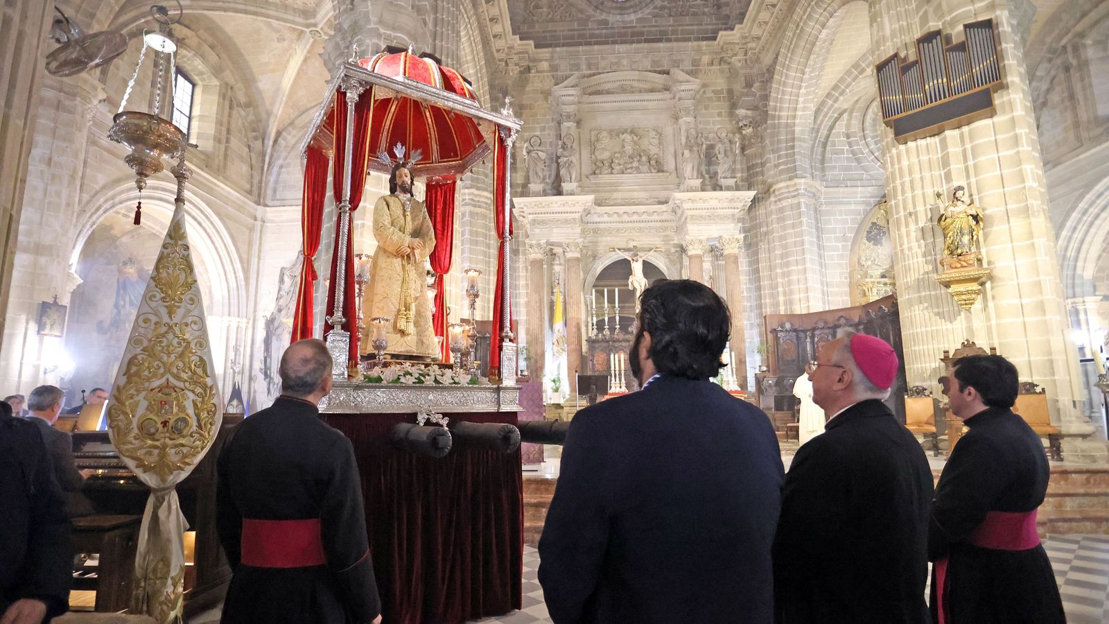 Vía Crucis de las hermandades con Nuestro Padre Jesús del Consuelo en la Catedral