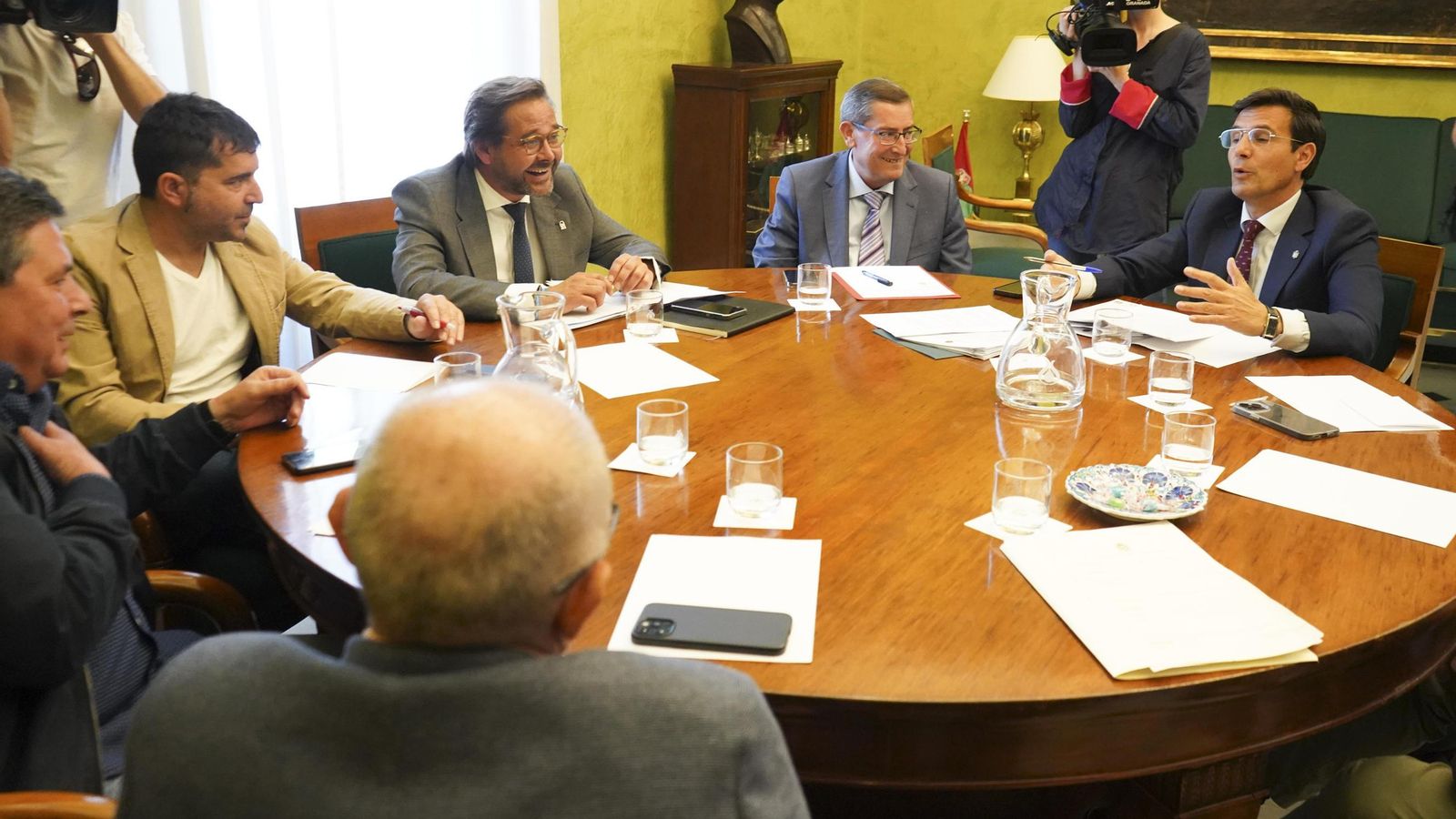 Reunión en la sala de la Mariana del Ayuntamiento de Granada.