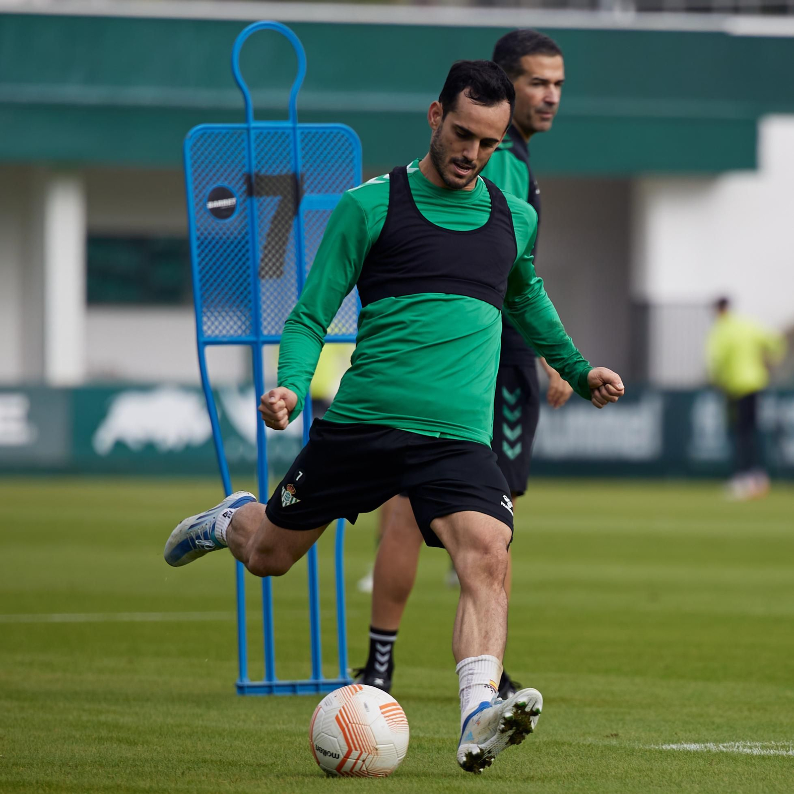 Juanmi, entrenándose con el Betis.