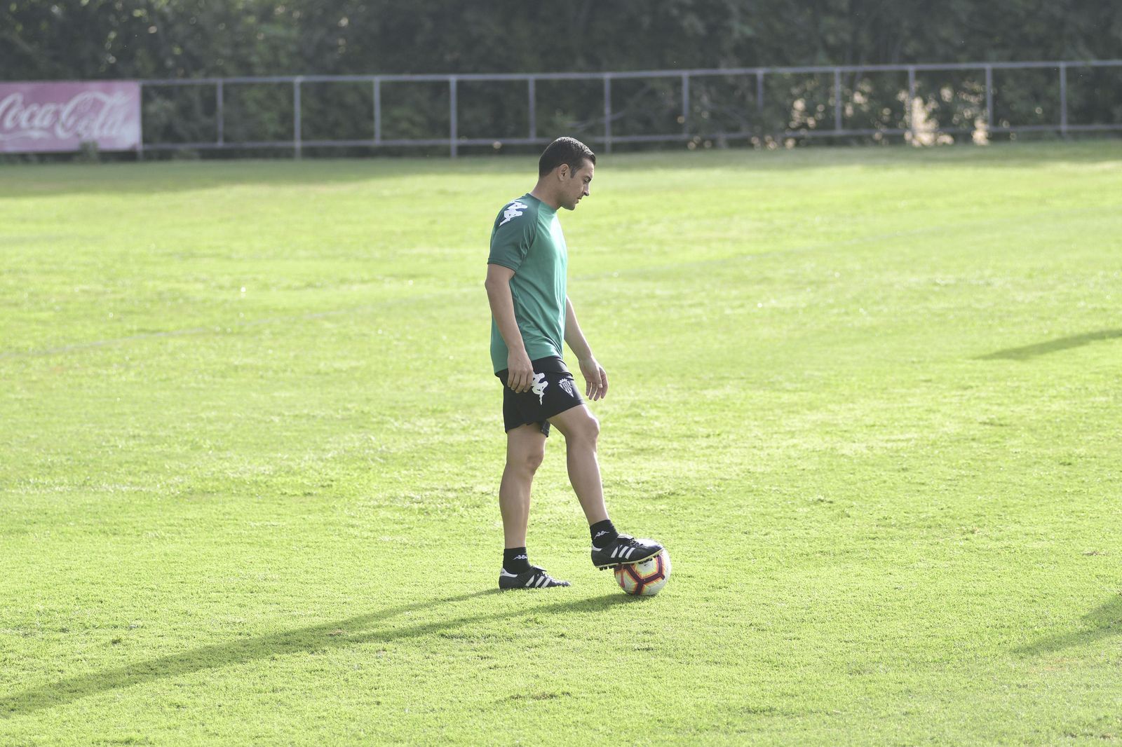 Francisco, cariacontecido y solitario, juega con un balón durante el entrenamiento de ayer.
