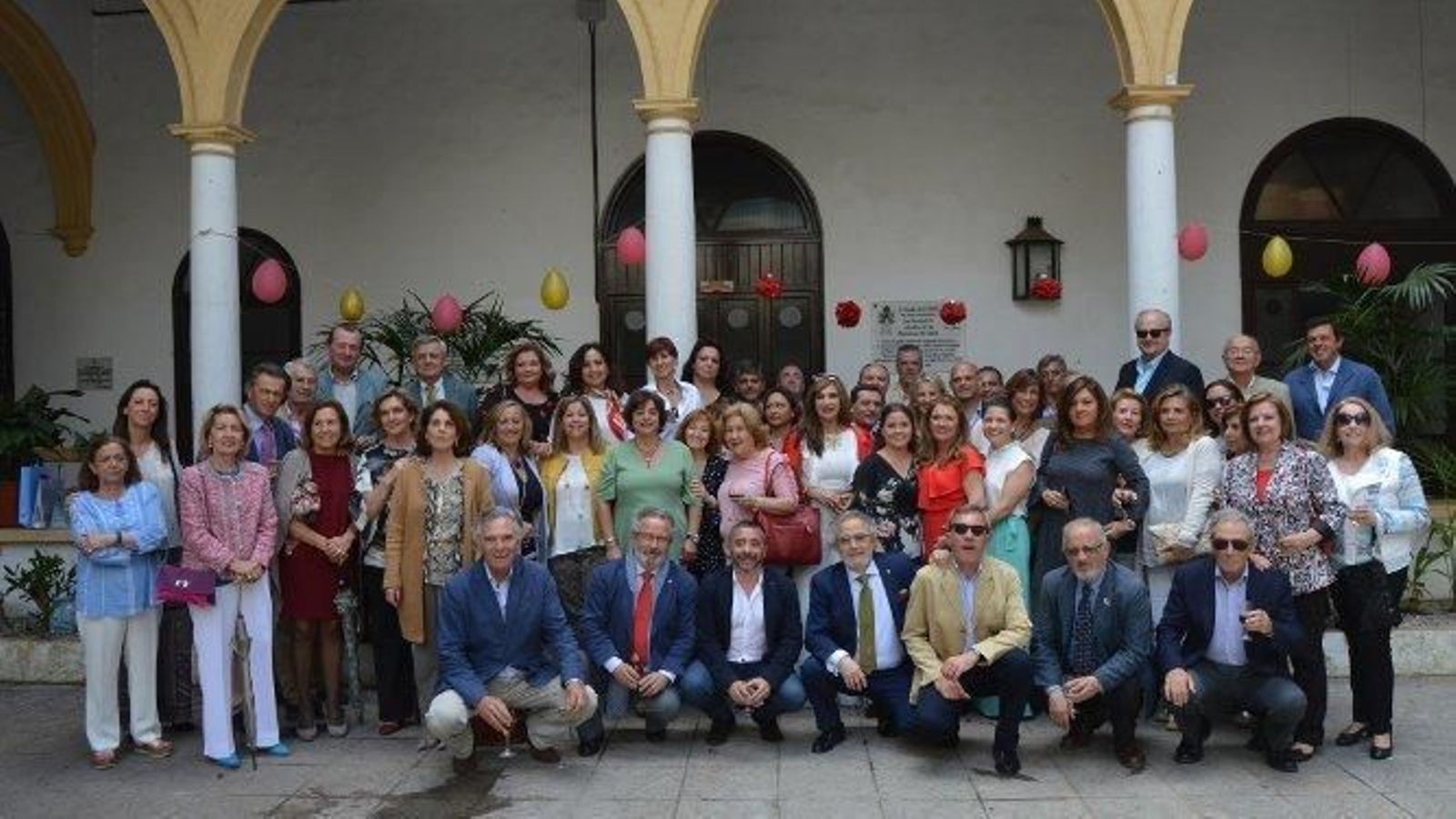 La homenajeada Montserrat Valeria Riba García de Villegas, con el grupo de familiares y amigos  que acudió a la celebración de su sesenta cumpleaños, en el claustro del Convento de San Francisco.