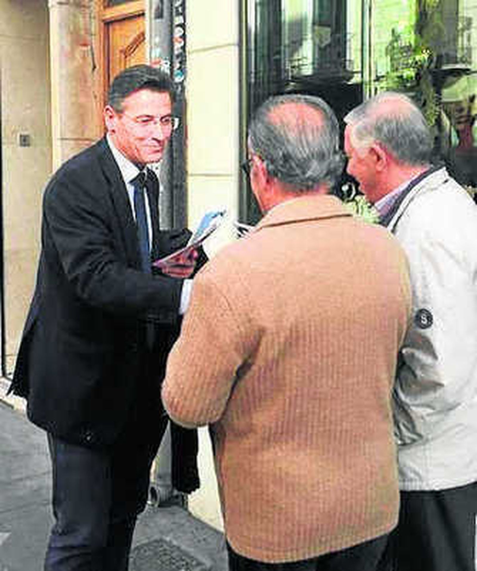 Salvador en el reparto de material.