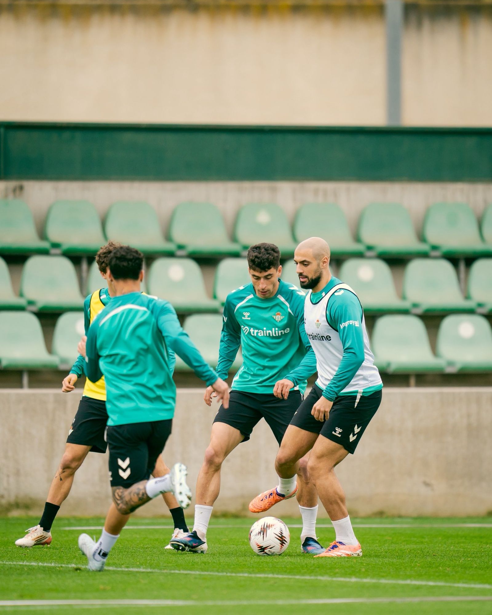 Amrabat, junto a sus compañeros.