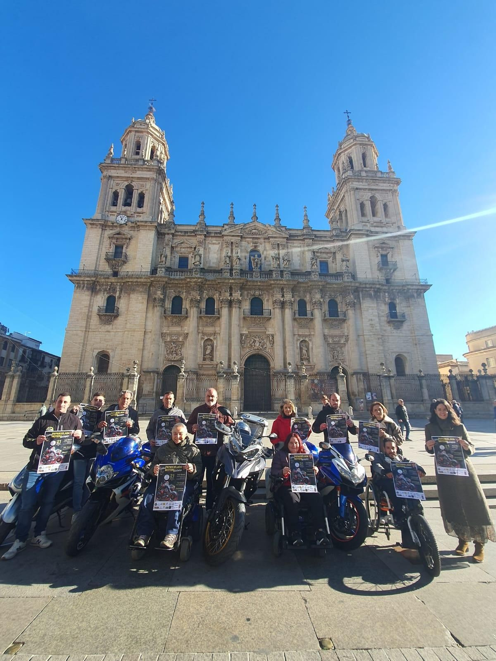 Organizadores y políticos posan junto a la Catedral.