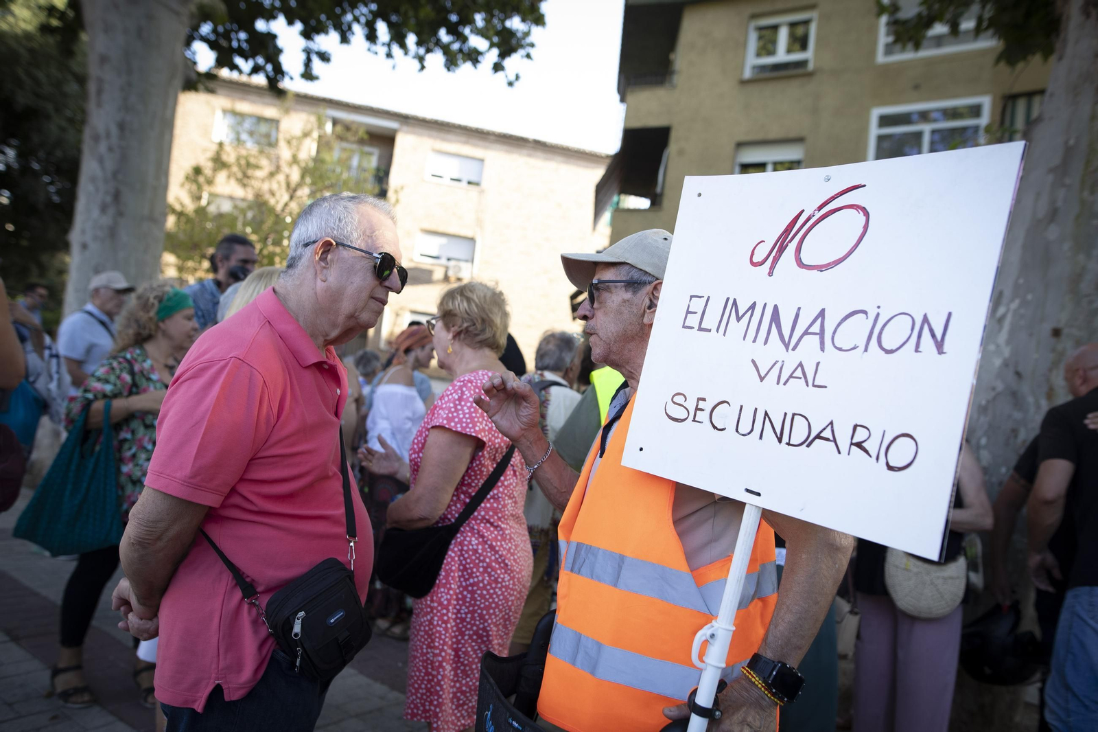 Vecinos de la Avenida de Cervantes de Granada amadrinan sus árboles para evitar la tala