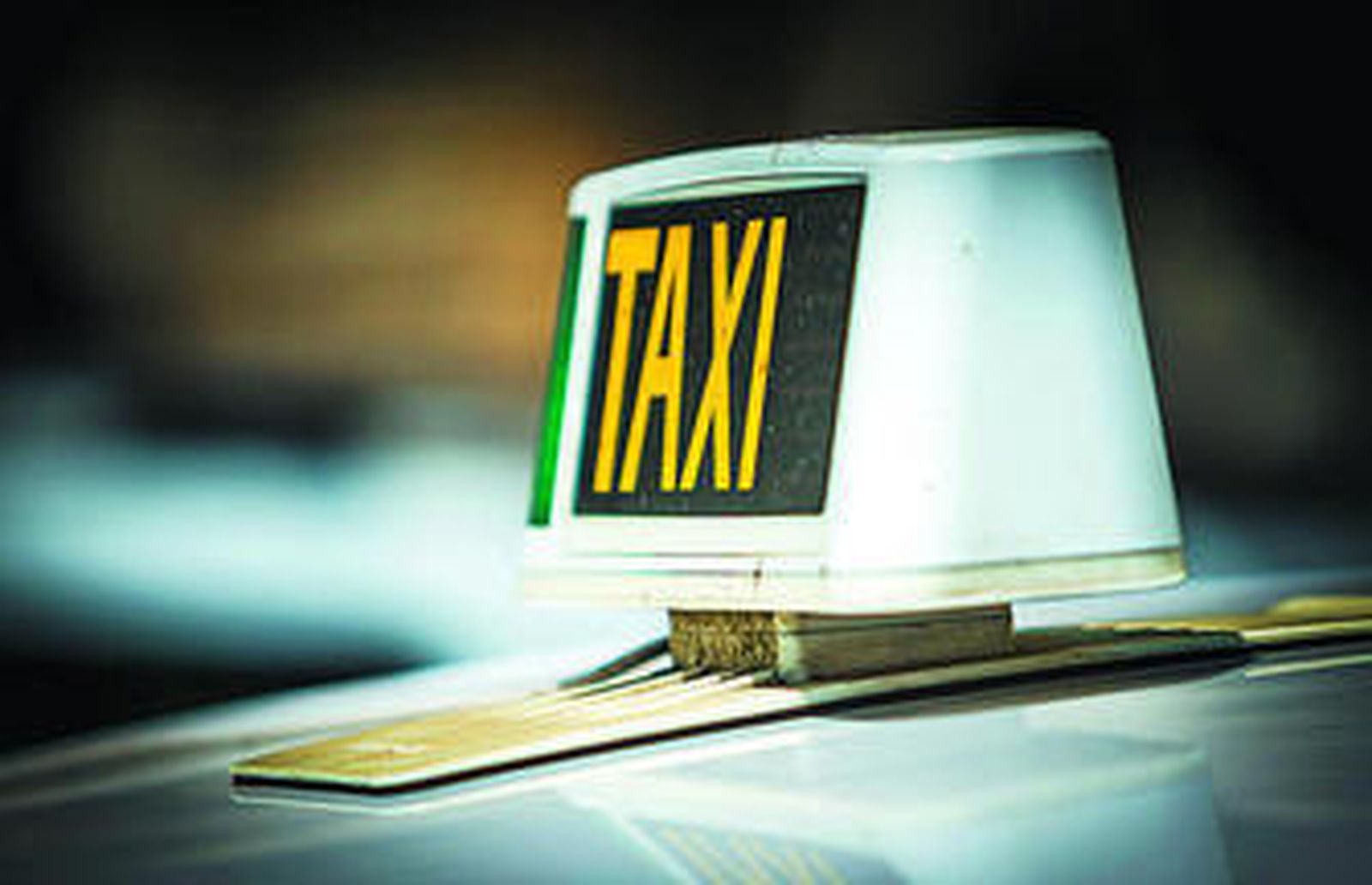 El luminoso de un taxi de la capital gaditana.