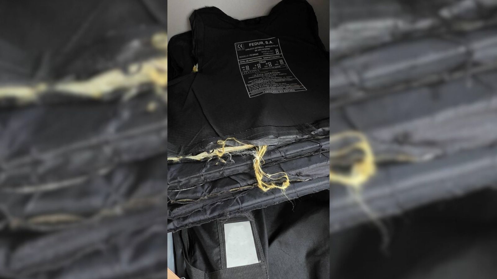 Chalecos antibalas rotos con los que agentes de la Policía Nacional del Campo de Gibraltar salen a patrullar por las calles.