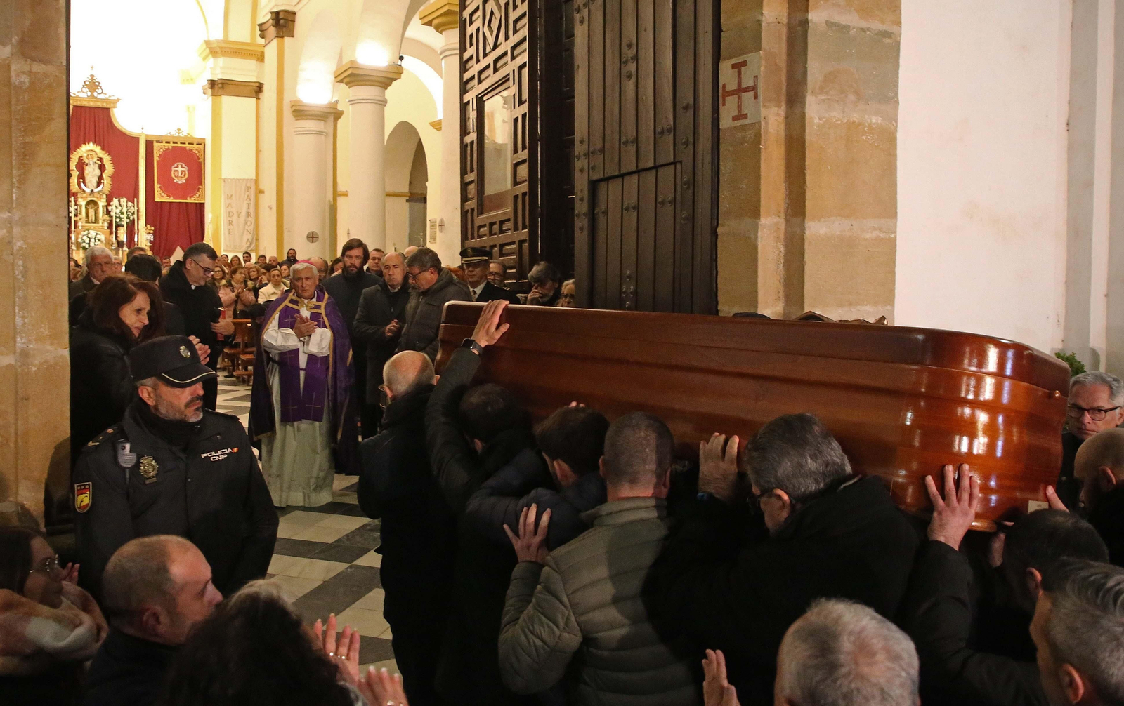 Fotos de la llegada de los restos mortales de Diego Valencia a la parroquia de La Palma en Algeciras