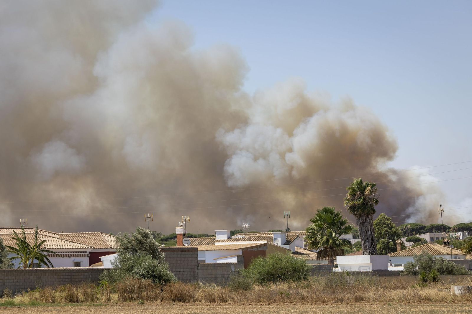 Las imágenes del fuego de la carretera de la Barrosa, con casas afectadas