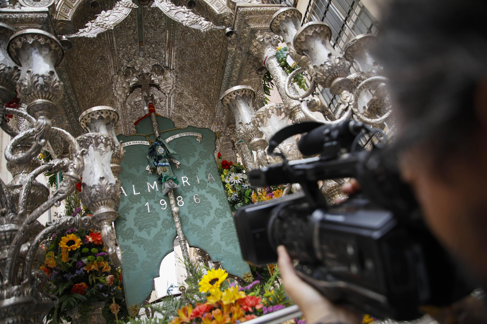 Imágenes de la salida  del Rocío desde la Catedral de Almería