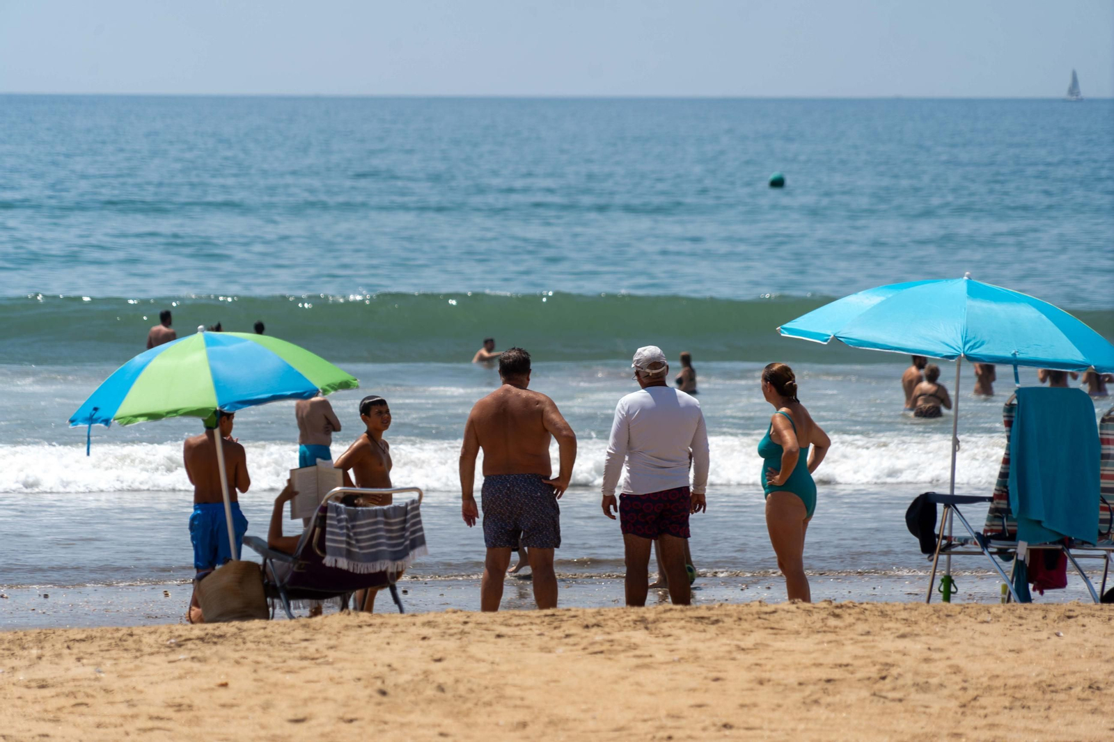 Imágenes de la mañana en las playas de Punta Umbría marcadas por la alerta roja