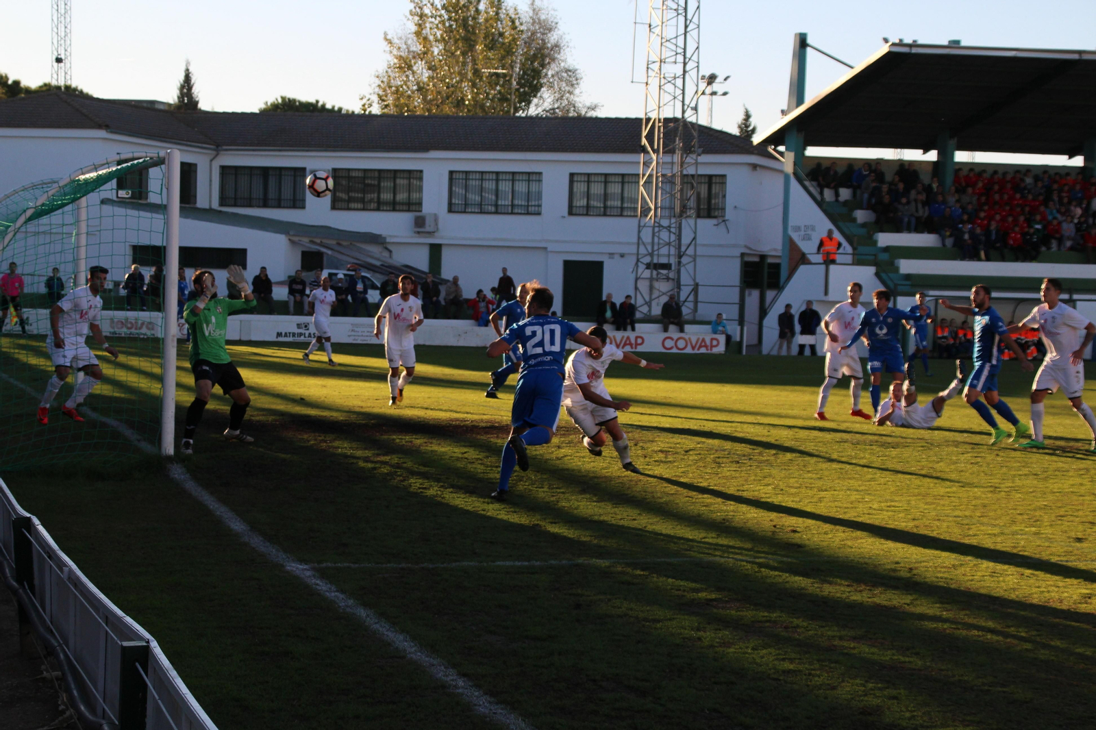 Álex Expósito tuvo esta clara ocasión aunque el remate de cabeza del delantero roteño no encontró portería.