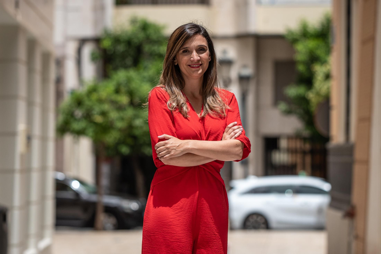 La cabeza de lista por Huelva del PSOE, María Márquez, posa en las calles de la capital onubense.