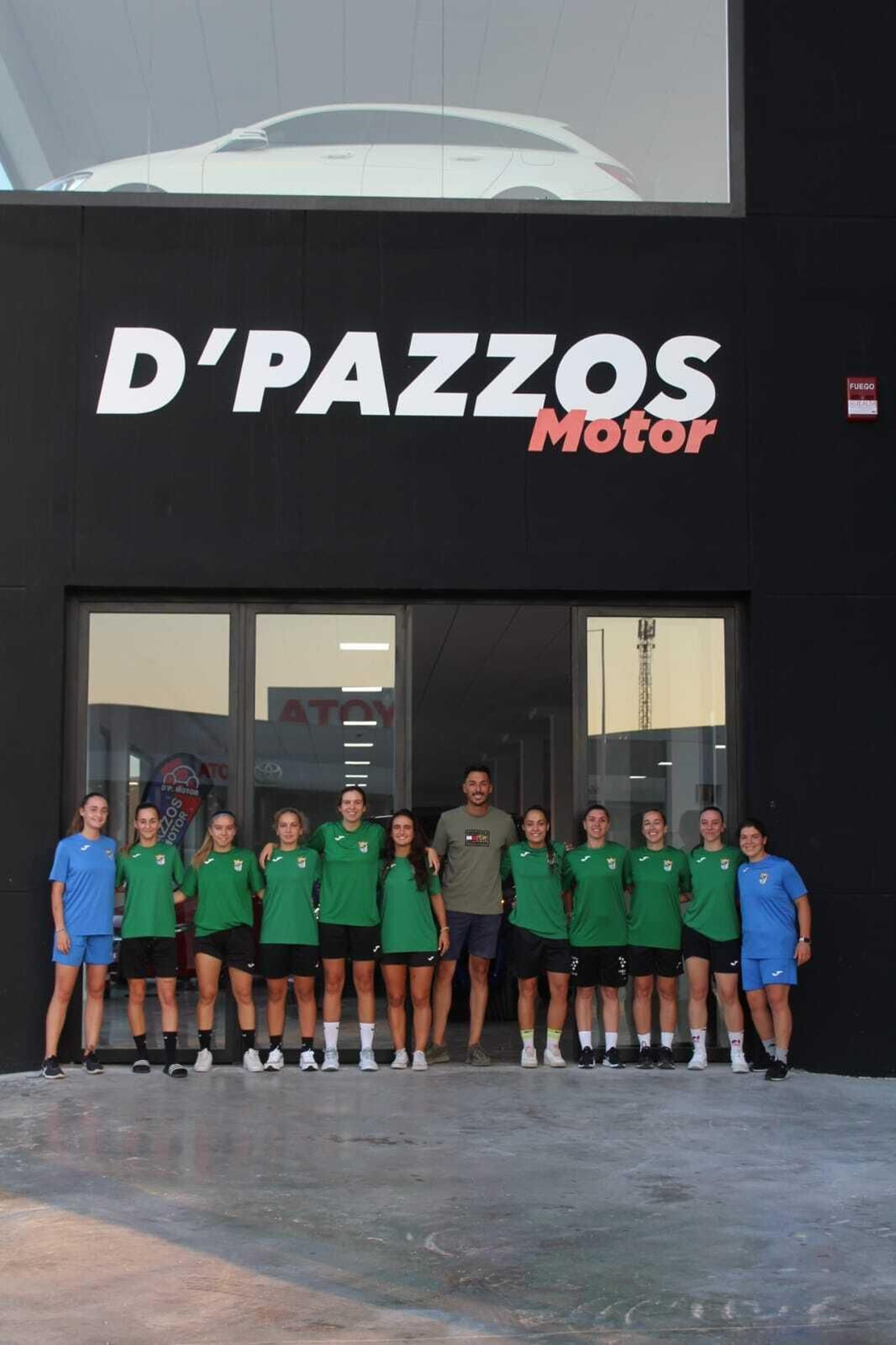 La plantilla del Guada FSF ha visitado esta semana D'Pazzos Motor, uno de sus patrocionadores. La plantilla del Guada FSF ha visitado esta semana D'Pazzos Motor, uno de sus patrocionadores.