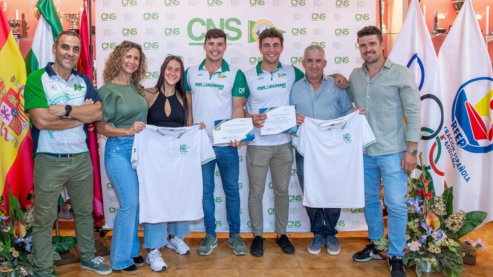 Los dos campeones posan con algunos de sus familiares.