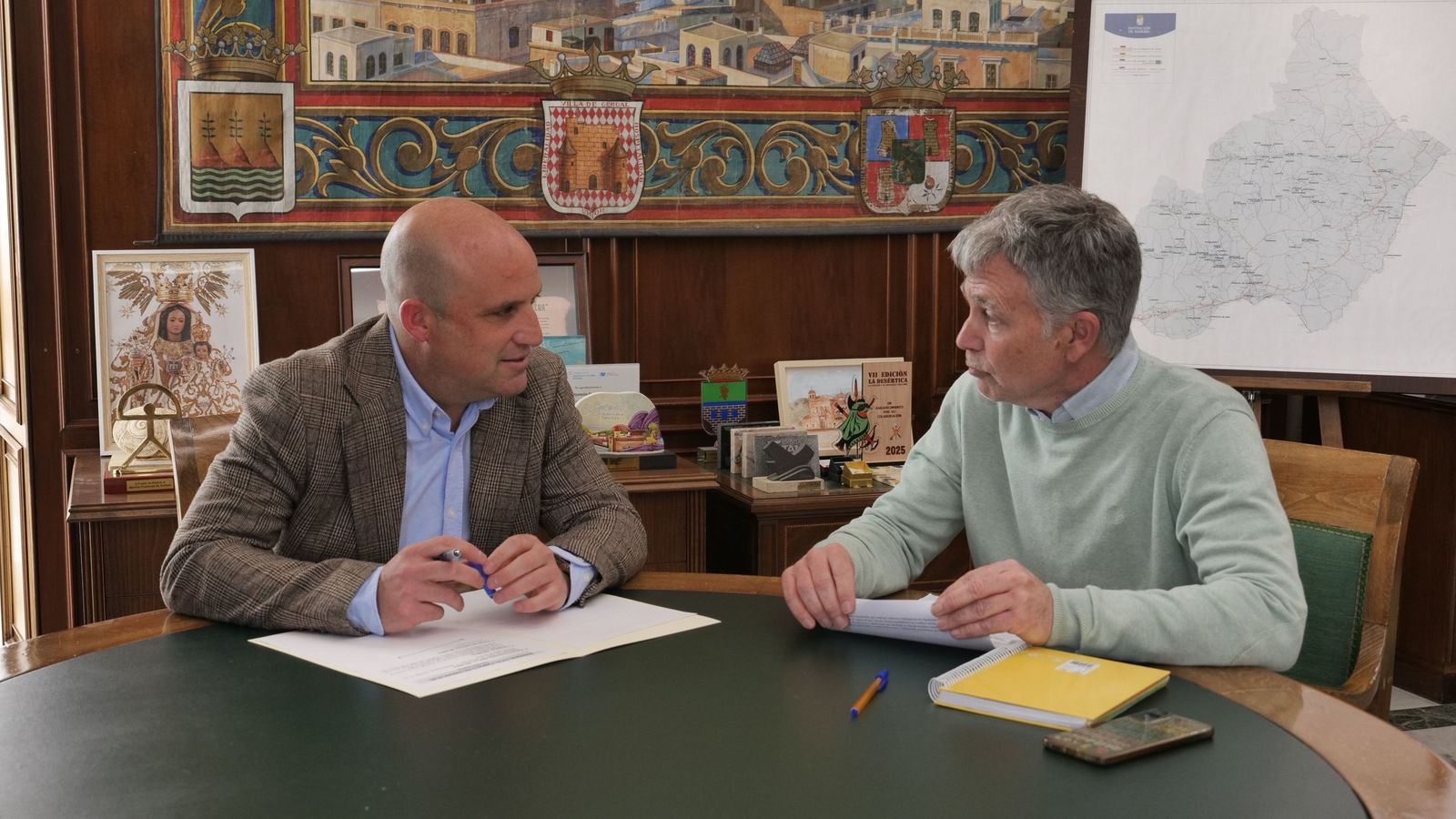 El presidente de Diputación conversa con el alcalde de Cóbdar.