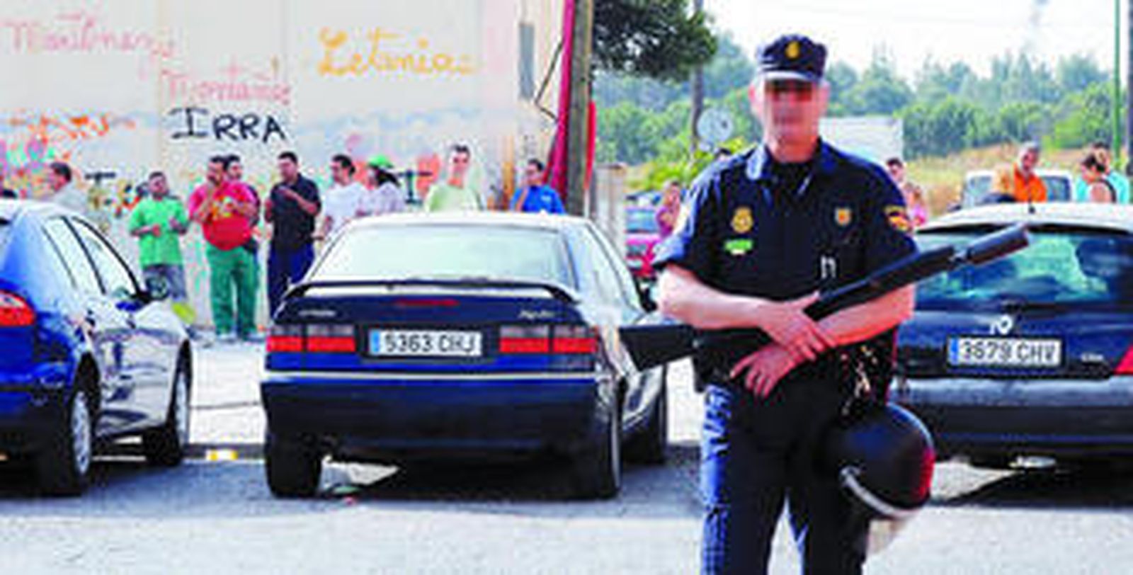 Un policía nacional monta guardia durante una redada reciente en las Tres Mil Viviendas.