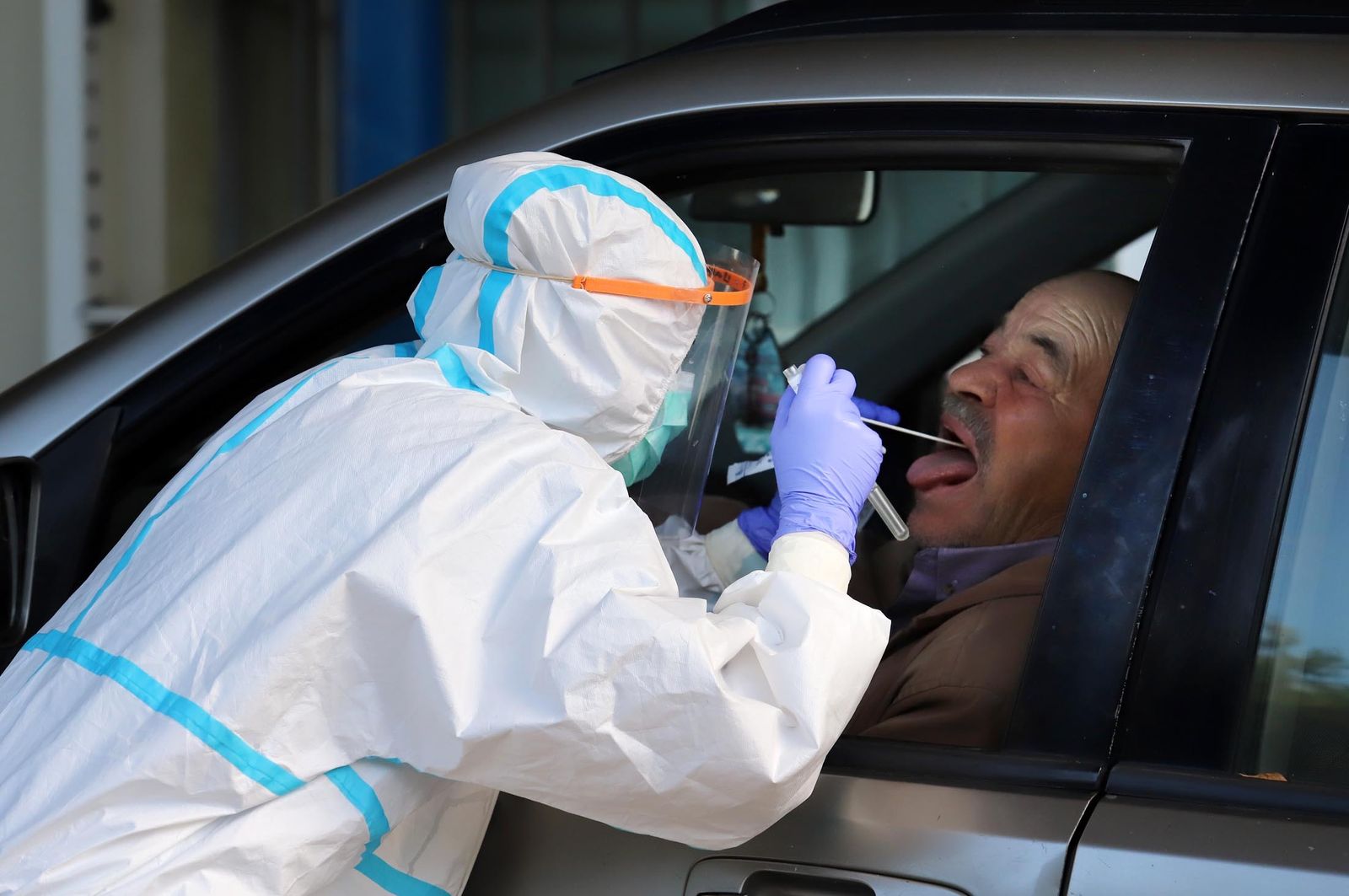 Recogida de muestras para la prueba PCR.