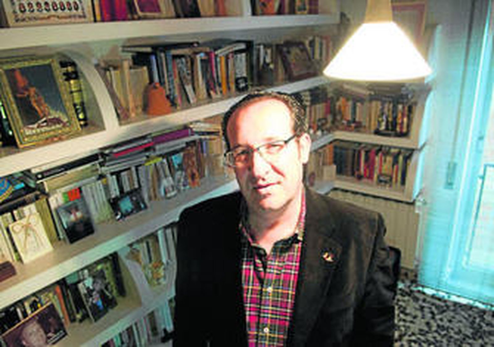 Eduardo Iáñez, en su biblioteca particular.