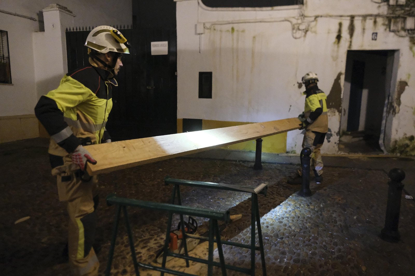 El desalojo de la casa de paso de La Lagunilla en Córdoba, en fotografías