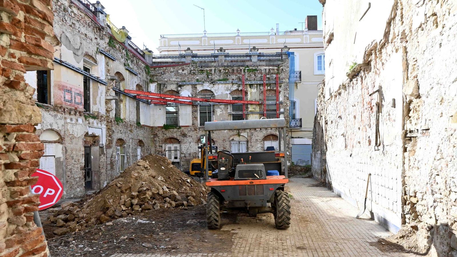 Comienzan las obras de rehabilitación y construcción en la antigua Casa Millán, en el centro de Algeciras.
