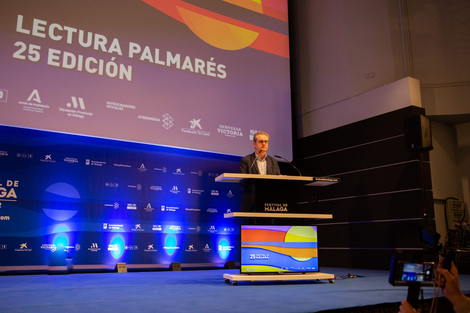 Juan Antonio Vigar presenta la lectura del palmarés del 25 Festival de Málaga.