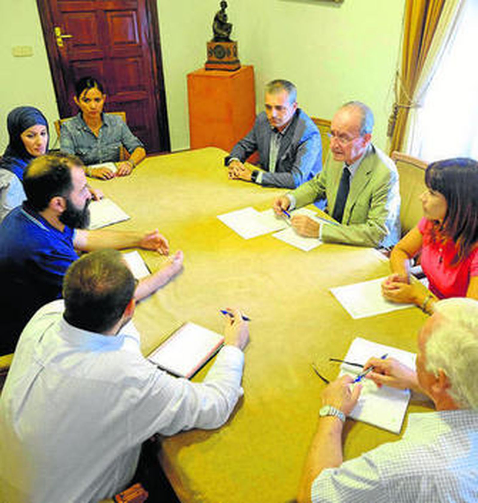 De la Torre y Andrade se reúnen con entidades de ayuda a los refugiados.