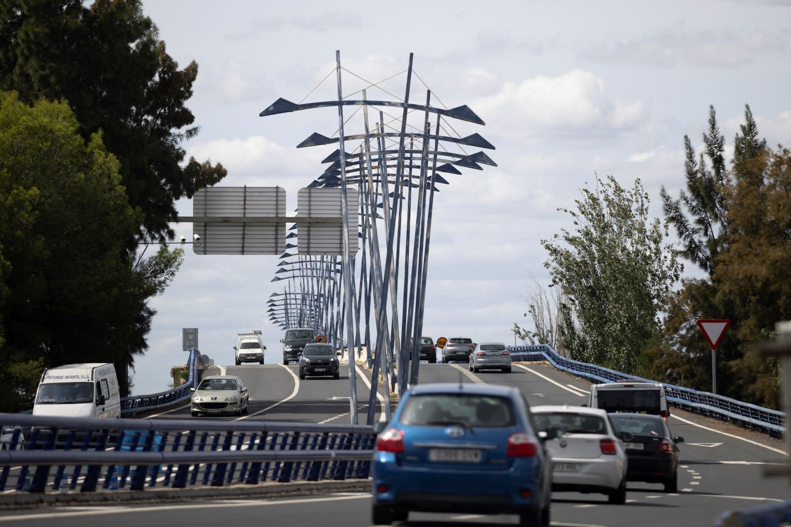 Vehículos en el Puente del Odiel.