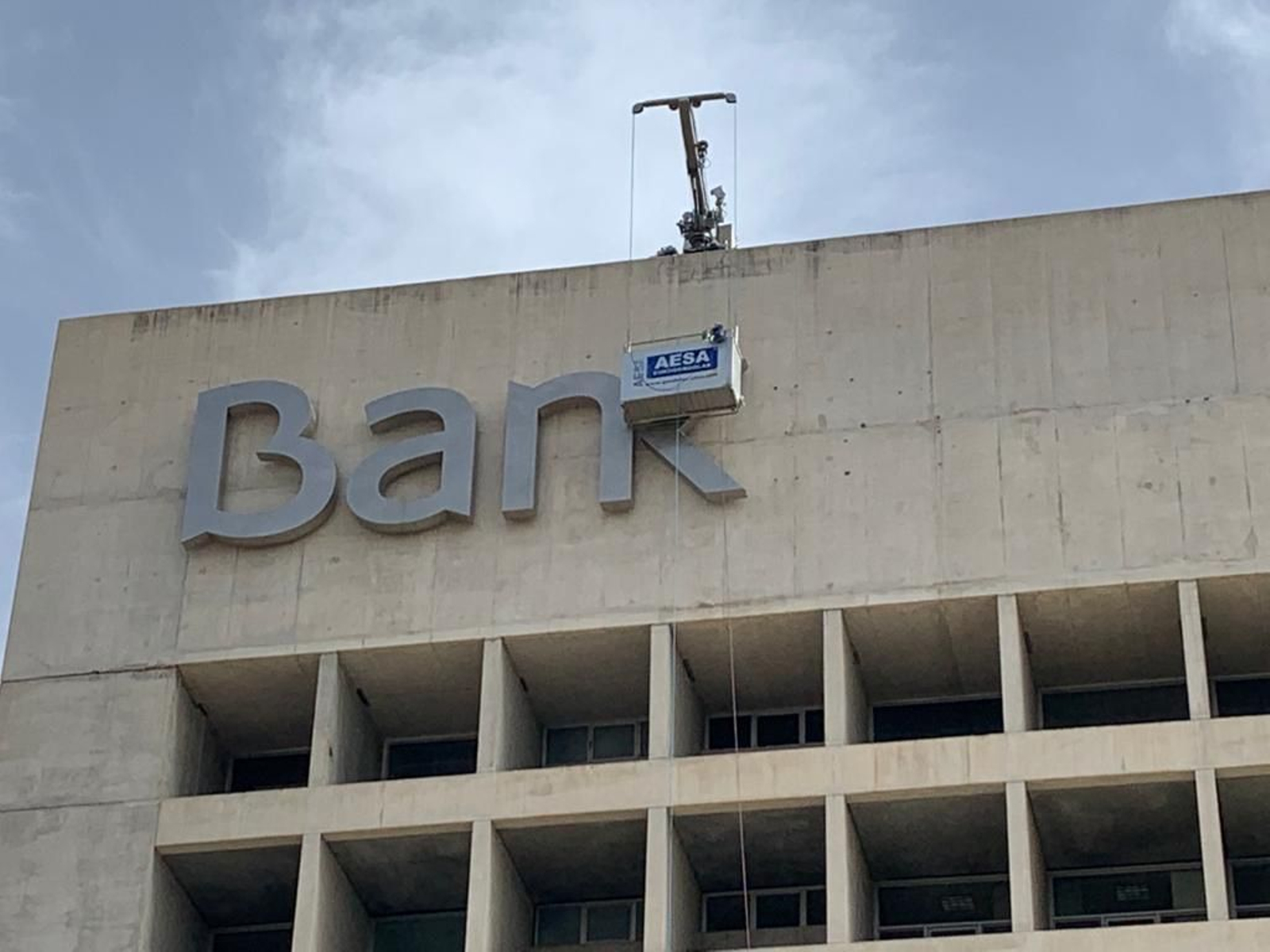 El Cubo de Granada cambia de nuevo sus siglas: quitan el logo de Bankia para poner el de CaixaBank