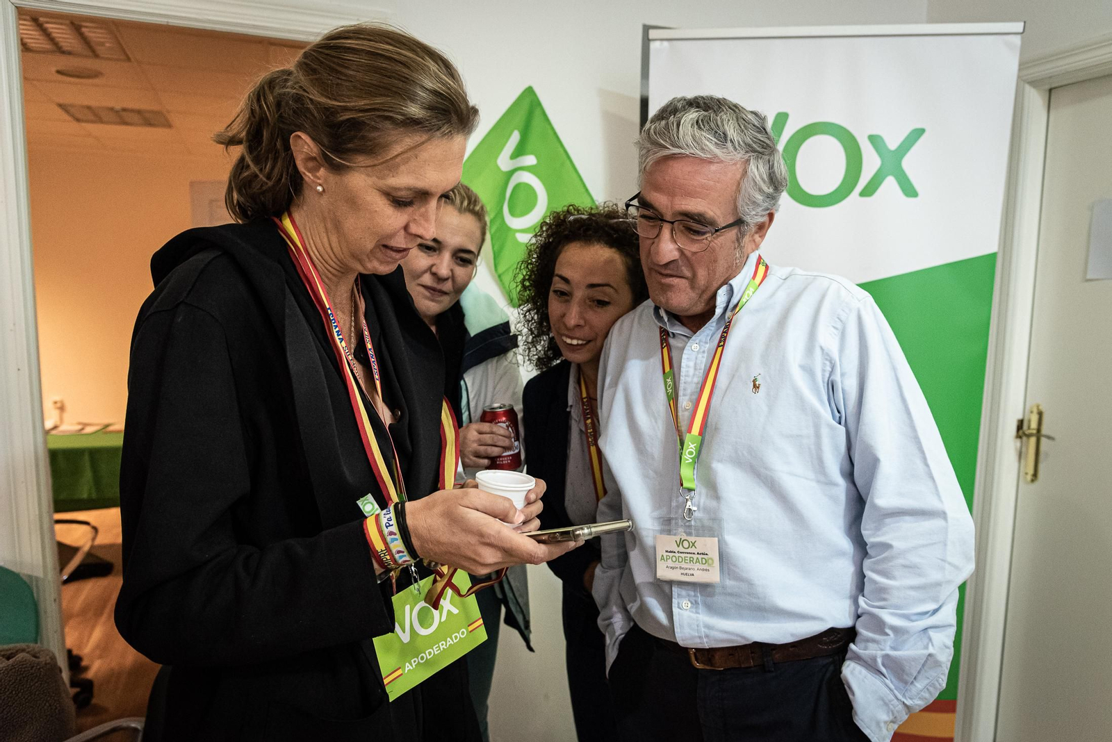 Imágenes de la jornada electoral en la sede de VOX en Huelva