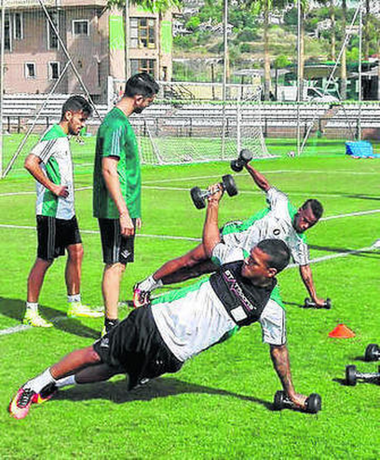 Musonda, al fondo con las pesas.